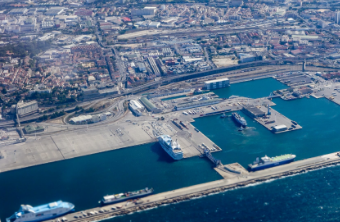 長灘港為集裝箱運輸設(shè)定了新的高水位