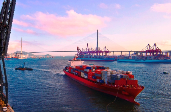 隨著科技的進(jìn)步，國際海運(yùn)行業(yè)正面臨著前所未有的變革與機(jī)遇