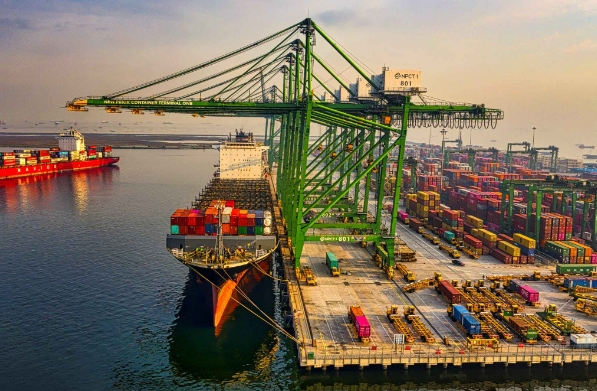 國(guó)際物流以其獨(dú)特的魅力與復(fù)雜性，編織著一張連接世界的網(wǎng)絡(luò)