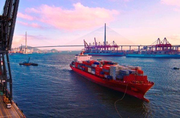 馬來西亞憑借其穩健的經濟增長，成為了國際貿易的重要節點